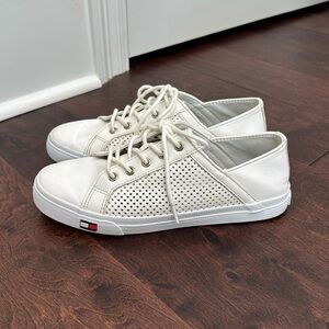 Tommy Hilfiger Women’s Preppy Fashion Shoes Twamonte White Sneakers, size 7